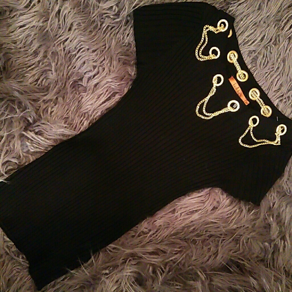 Cute dress shirt. Chained/diamond hole.